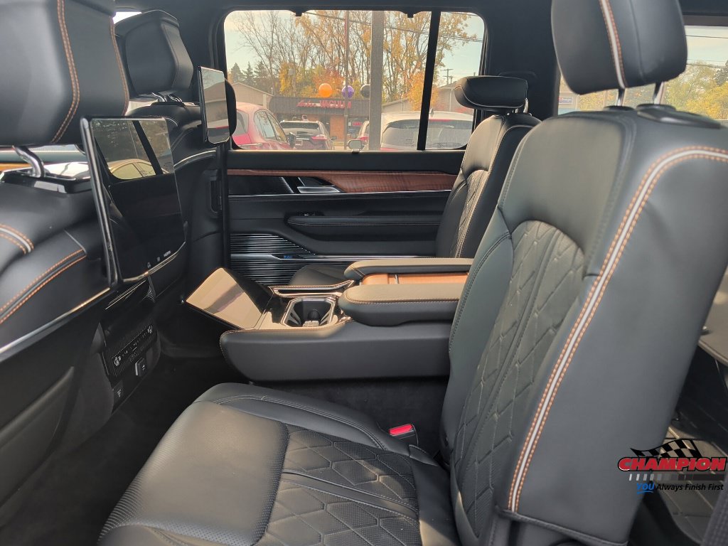 Used 2022 Jeep Grand Wagoneer Series III w/ Rear-Seat Entertainment Group AWD/4WD image 31