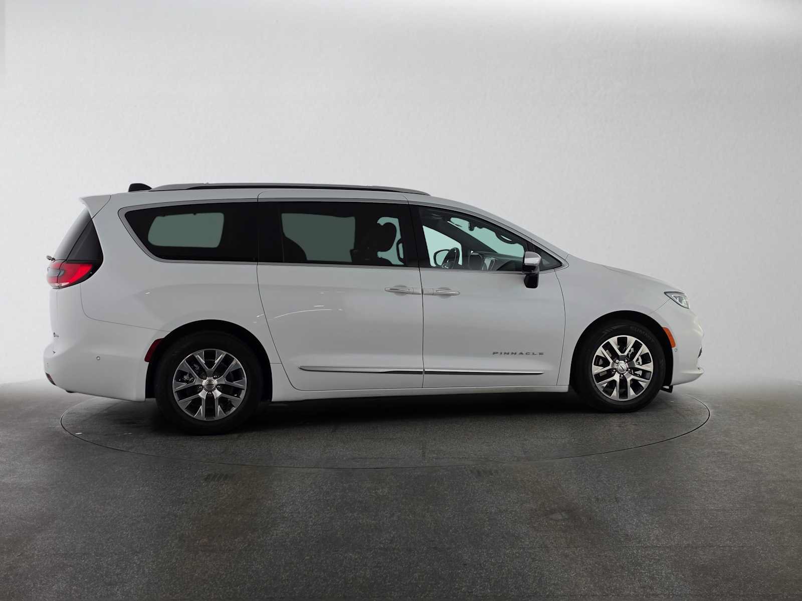 Used 2023 Chrysler Pacifica Pinnacle FWD image 2