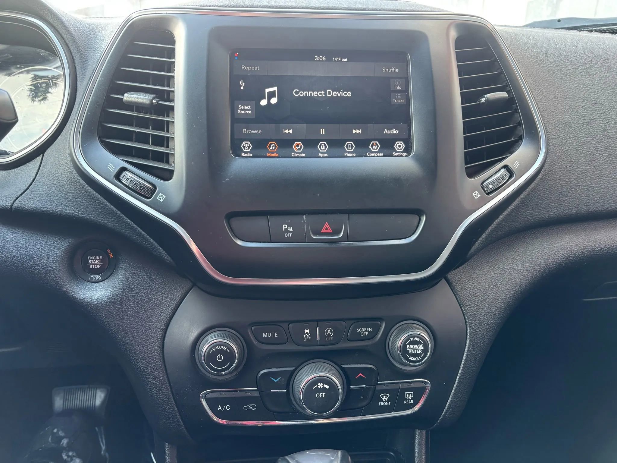 Used 2020 Jeep Cherokee Latitude Plus image 23