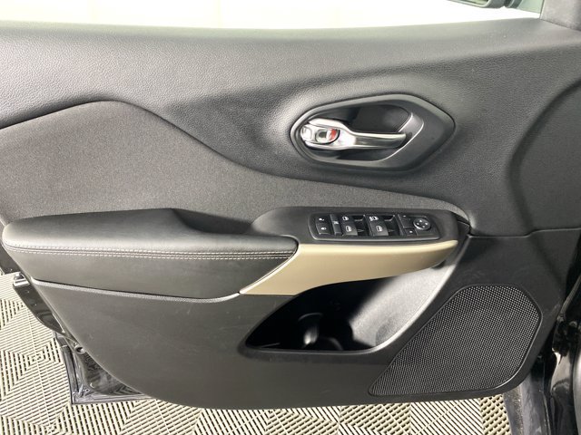 Used 2018 Jeep Cherokee Latitude w/ Safety Group AWD/4WD image 14