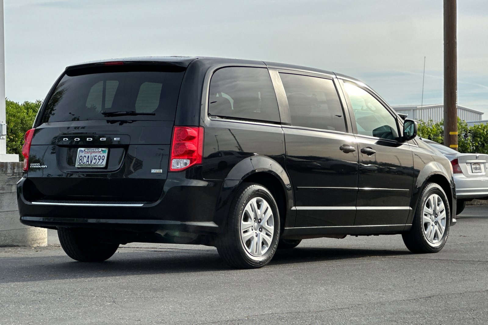 Used 2017 Dodge Grand Caravan SE image 4