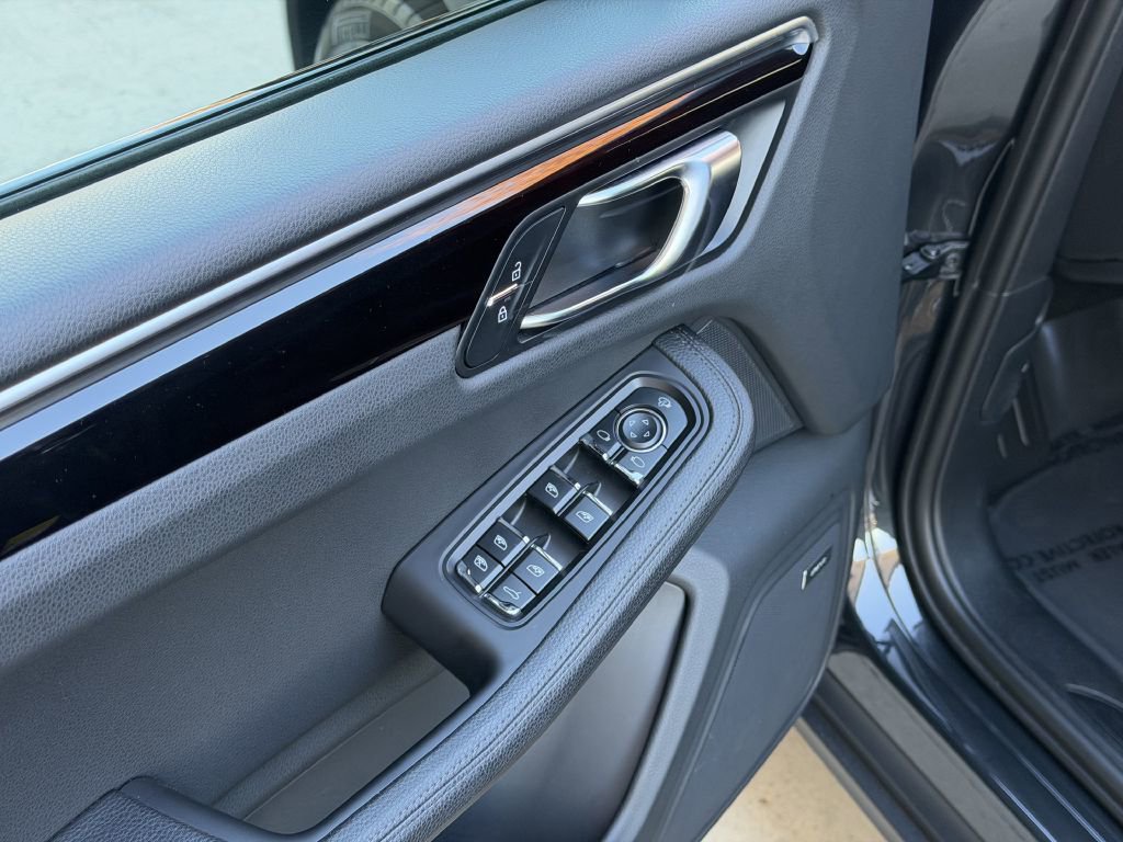 Used 2022 Porsche Macan w/ Premium Package image 24