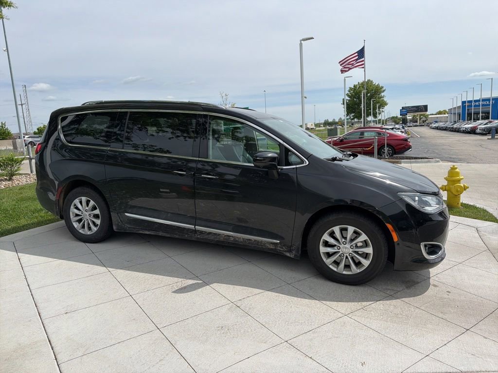 Used 2018 Chrysler Pacifica Touring-L Plus w/ Advanced Safetytec Group FWD image 2