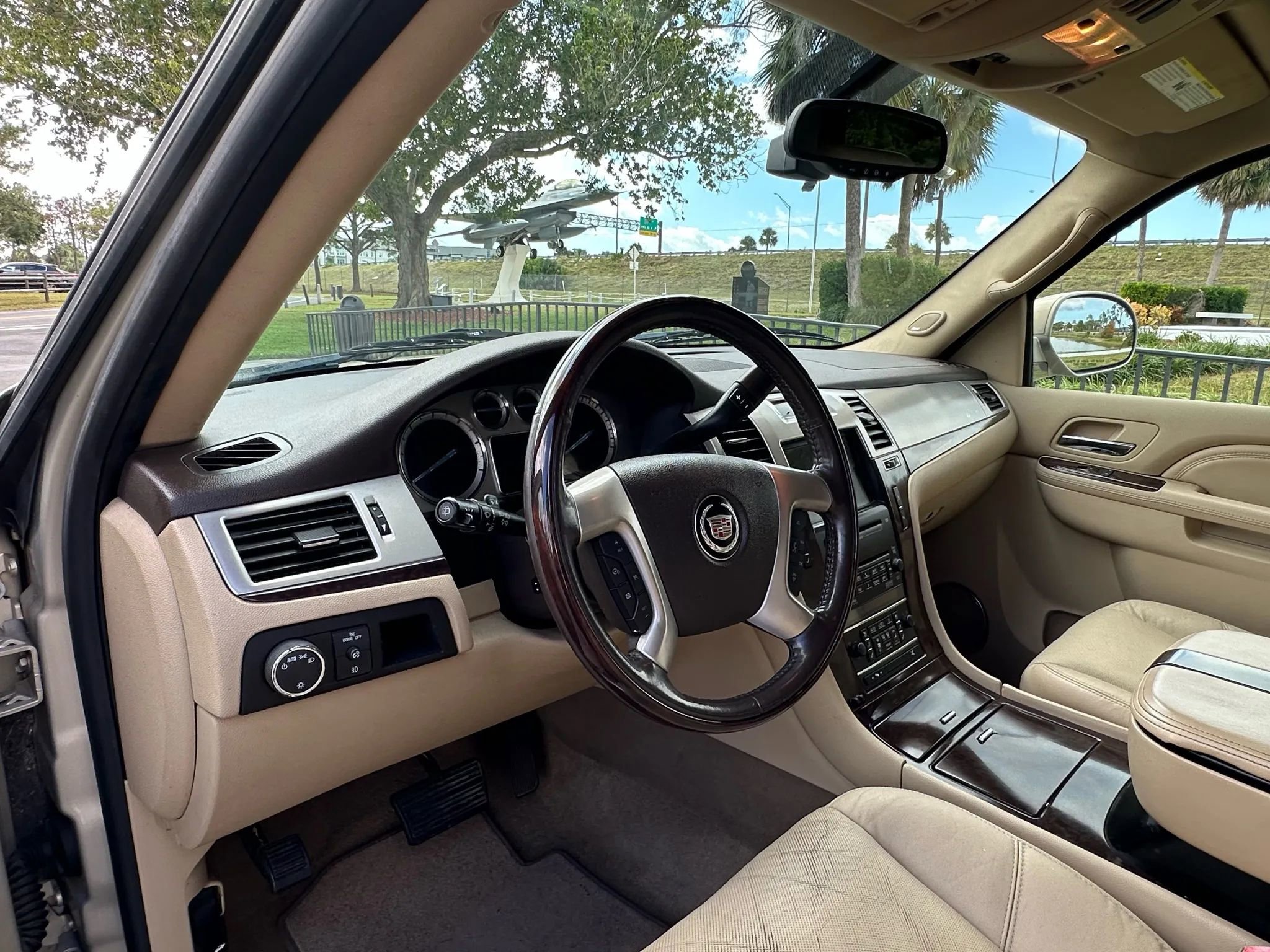 Used 2010 Cadillac Escalade Premium image 35