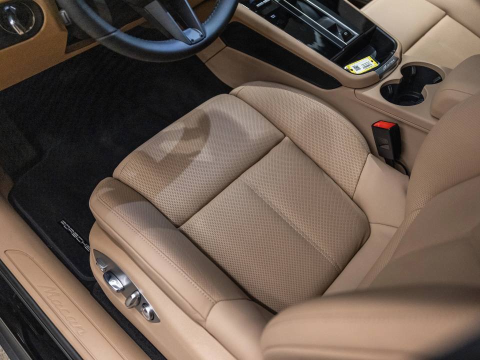 Certified 2026 Porsche Macan AWD/4WD image 25