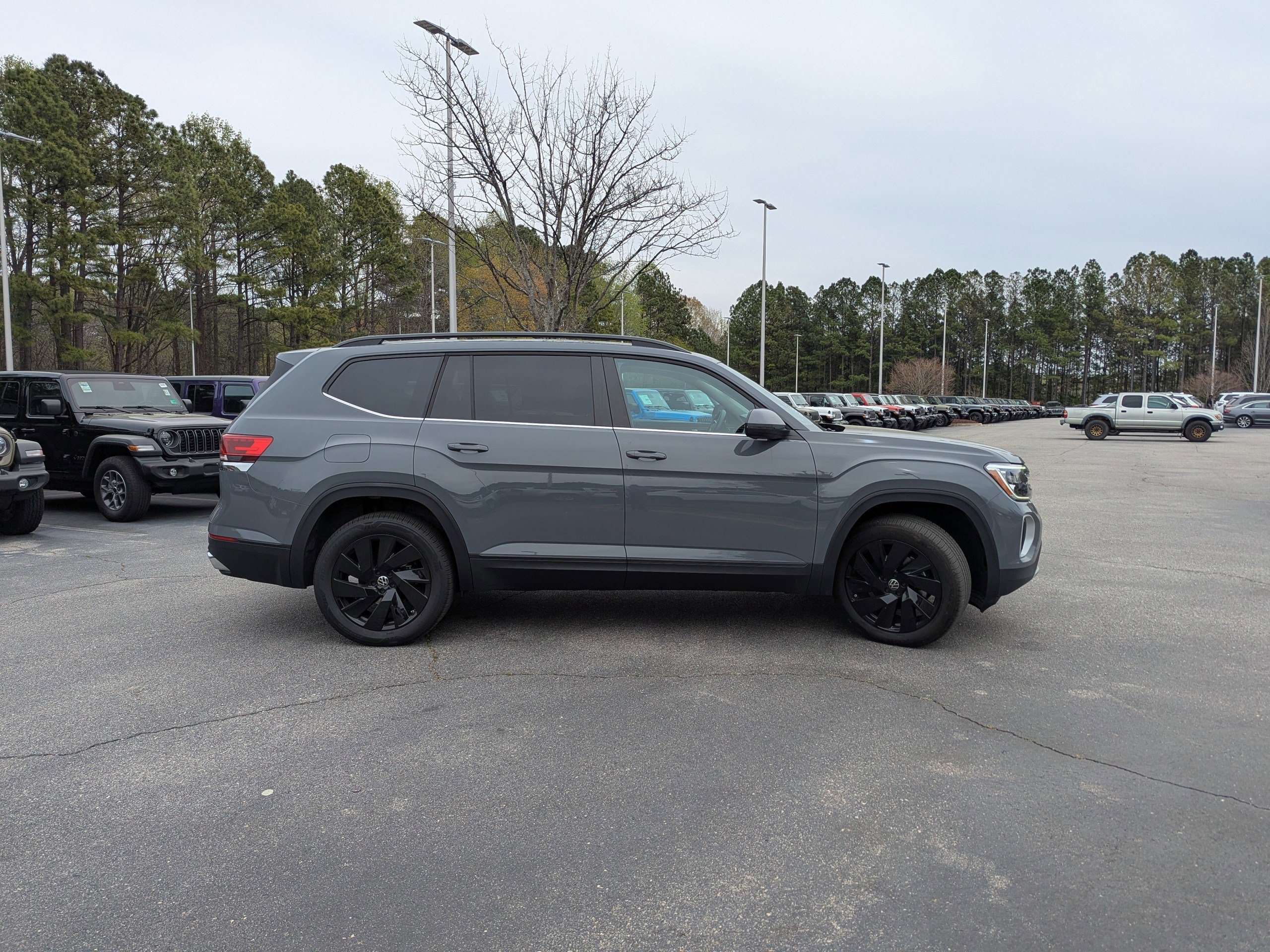 Used 2025 Volkswagen Atlas SE image 4