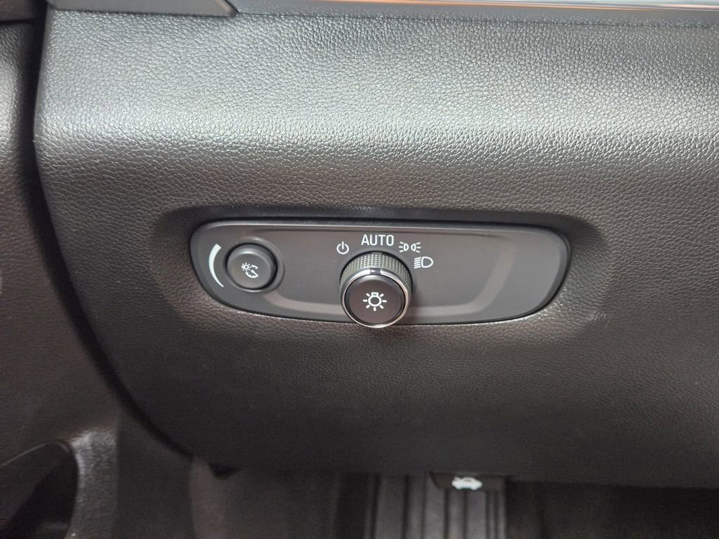 Used 2023 Chevrolet Traverse LT w/ Rear Camera Mirror Package FWD image 20