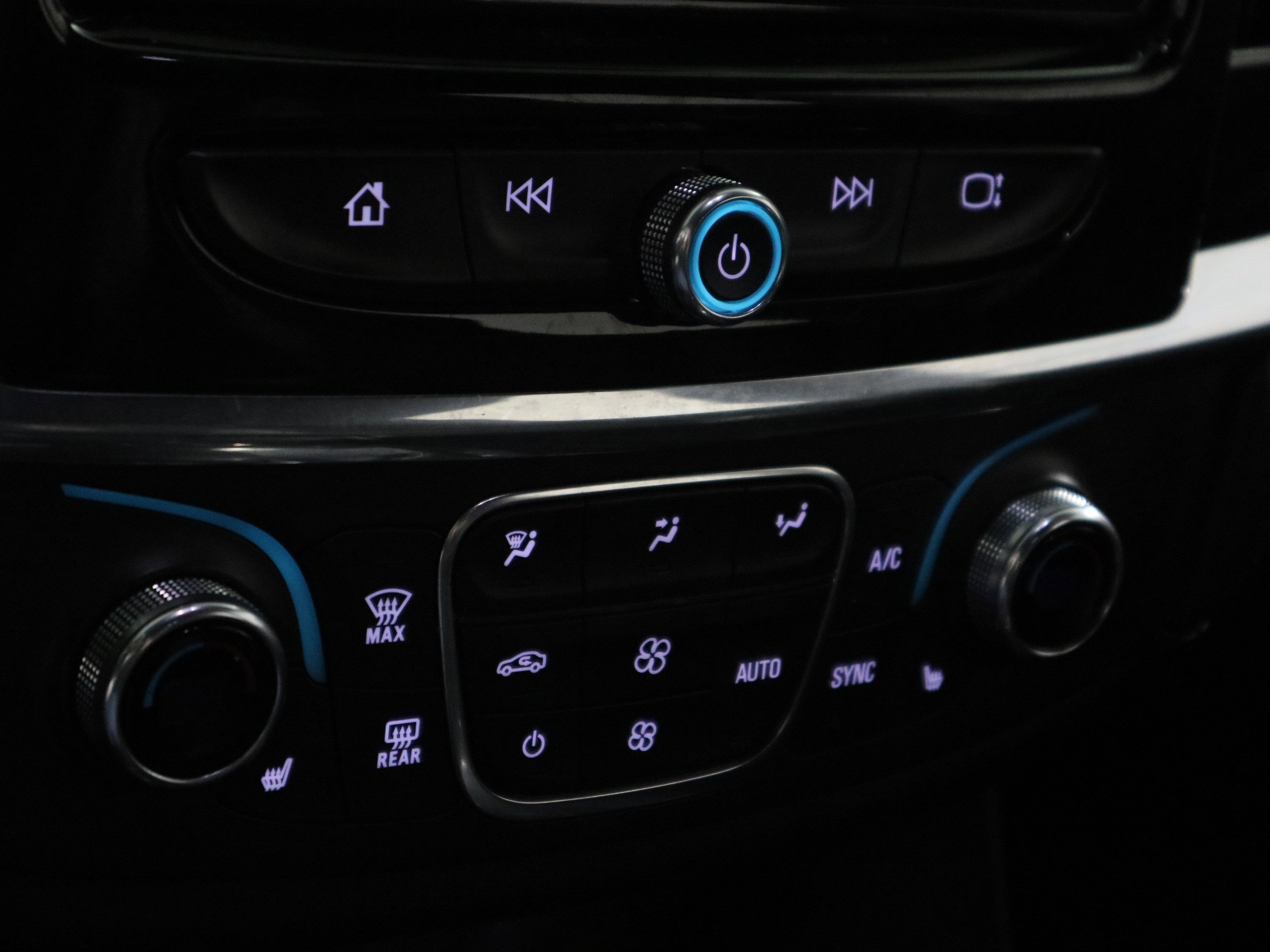 Used 2023 Chevrolet Traverse LT FWD image 26