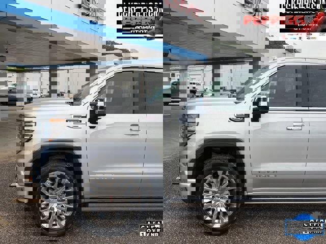 Used 2022 GMC Sierra 1500 Denali AWD/4WD image 2