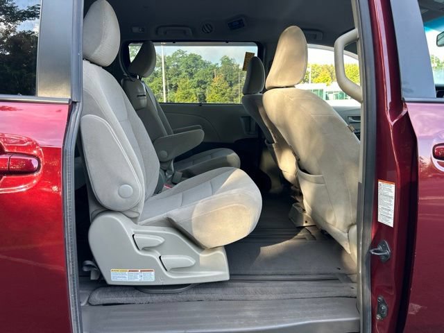 Used 2015 Toyota Sienna LE FWD image 43
