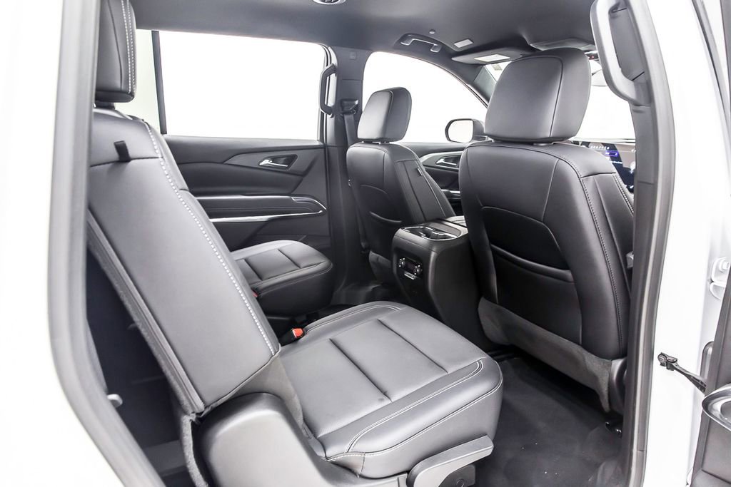 Used 2025 Chevrolet Traverse LT image 33