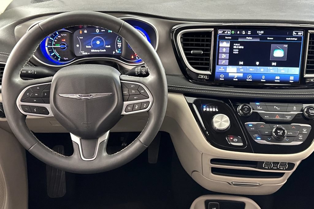 Used 2023 Chrysler Pacifica Touring-L FWD image 16