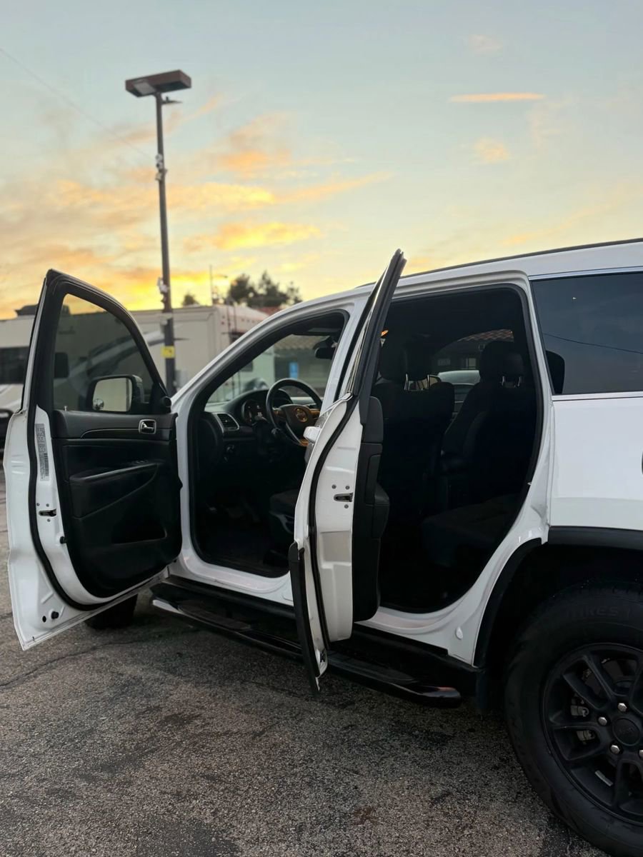 Used 2018 Jeep Grand Cherokee Laredo RWD image 15