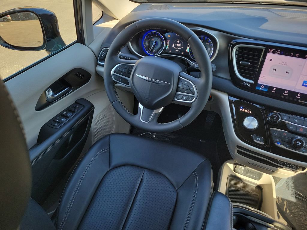 Certified 2024 Chrysler Pacifica Touring-L image 18