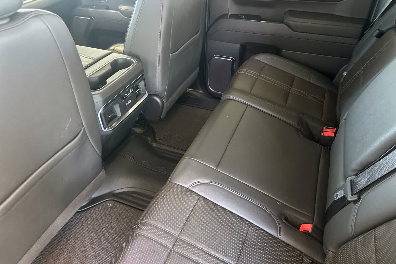 Used 2024 Chevrolet Silverado 1500 High Country w/ Midnight Edition AWD/4WD image 4