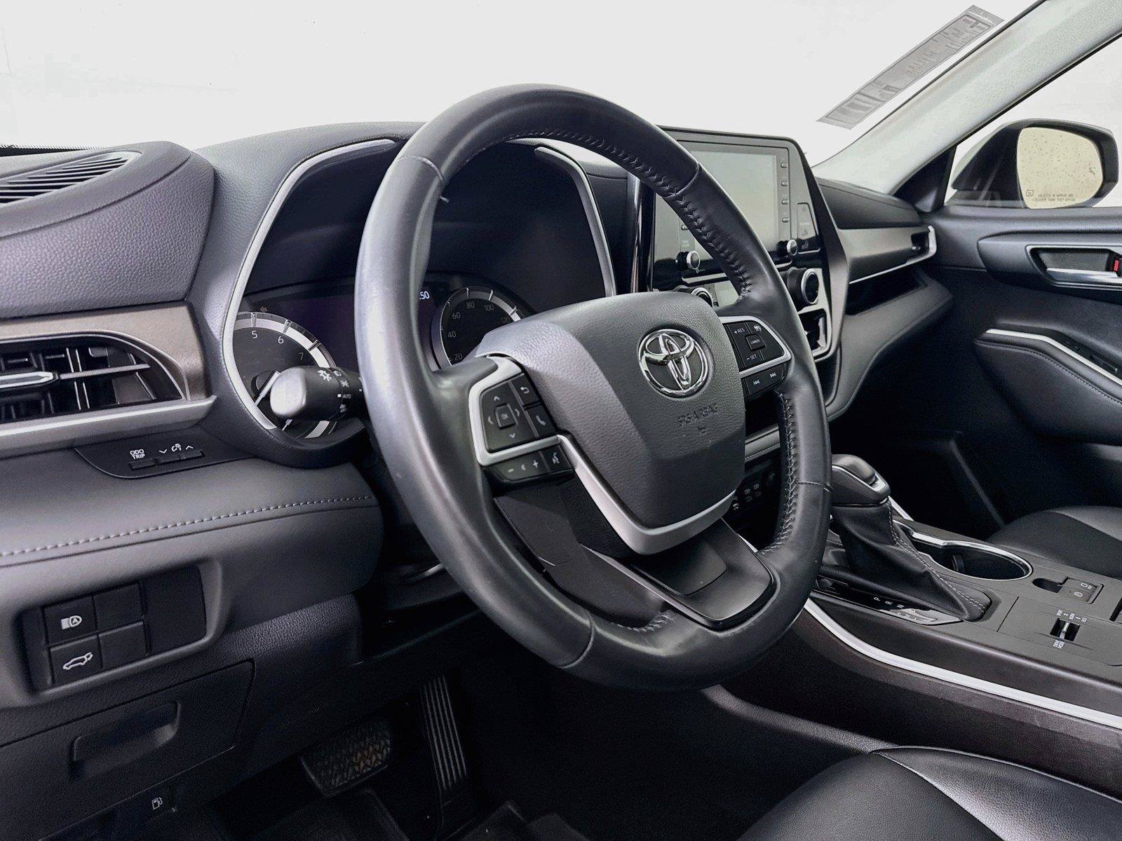 Used 2022 Toyota Highlander XLE FWD image 4