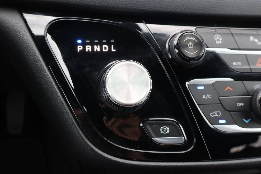Used 2018 Chrysler Pacifica Touring Plus w/ S Appearance Package FWD image 9