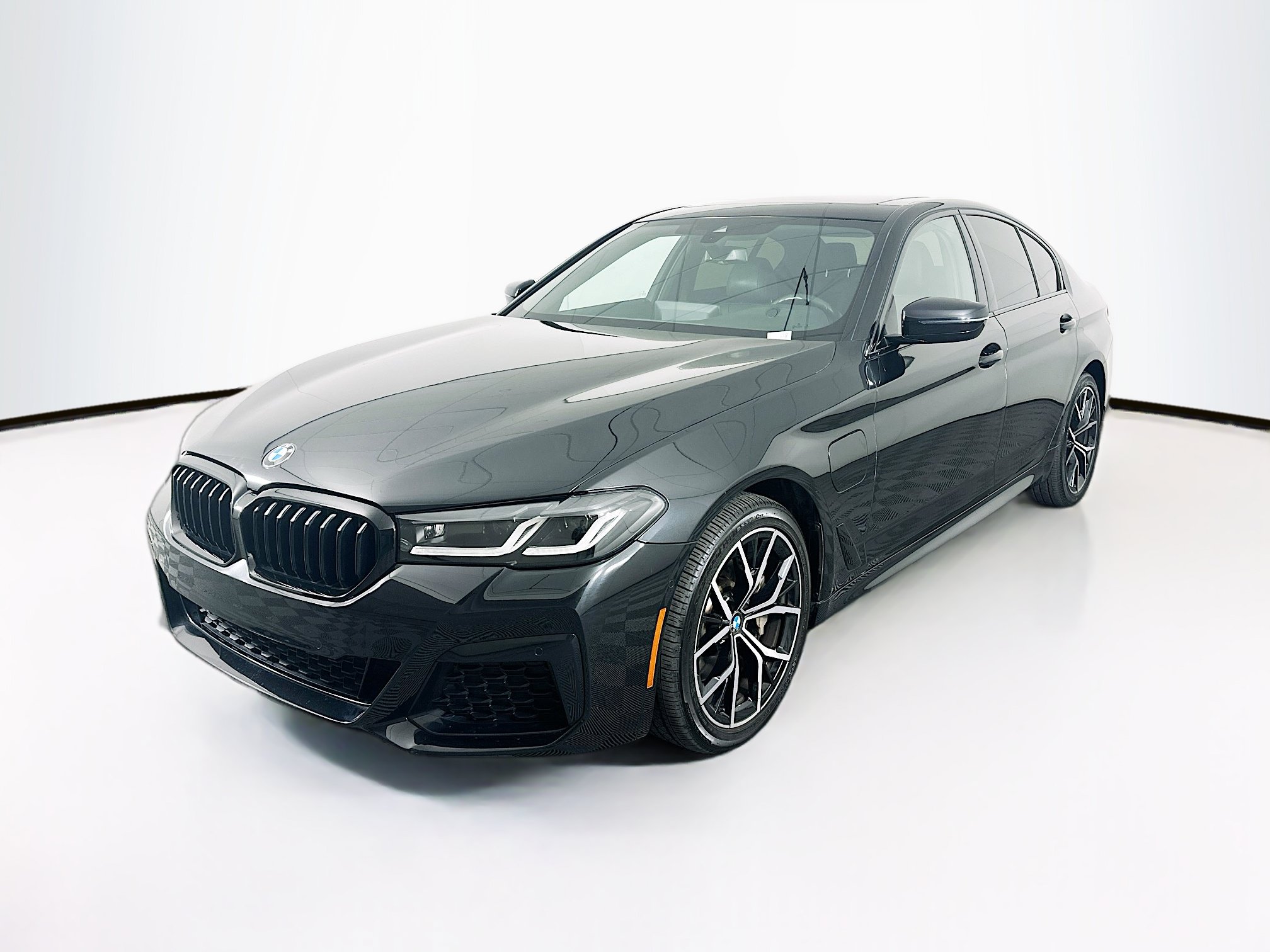 Used 2021 BMW 530e w/ M Sport Package RWD image 3