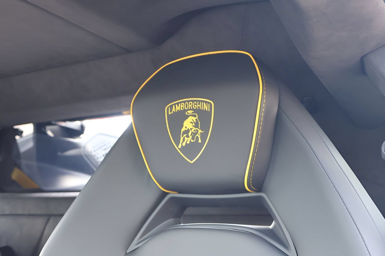 Used 2025 Lamborghini Revuelto AWD/4WD image 10