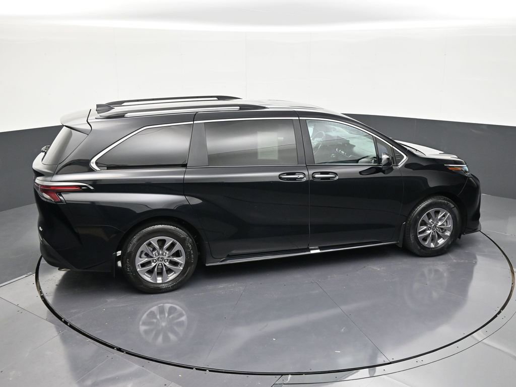 Used 2025 Toyota Sienna XLE w/ XLE Plus Package image 33