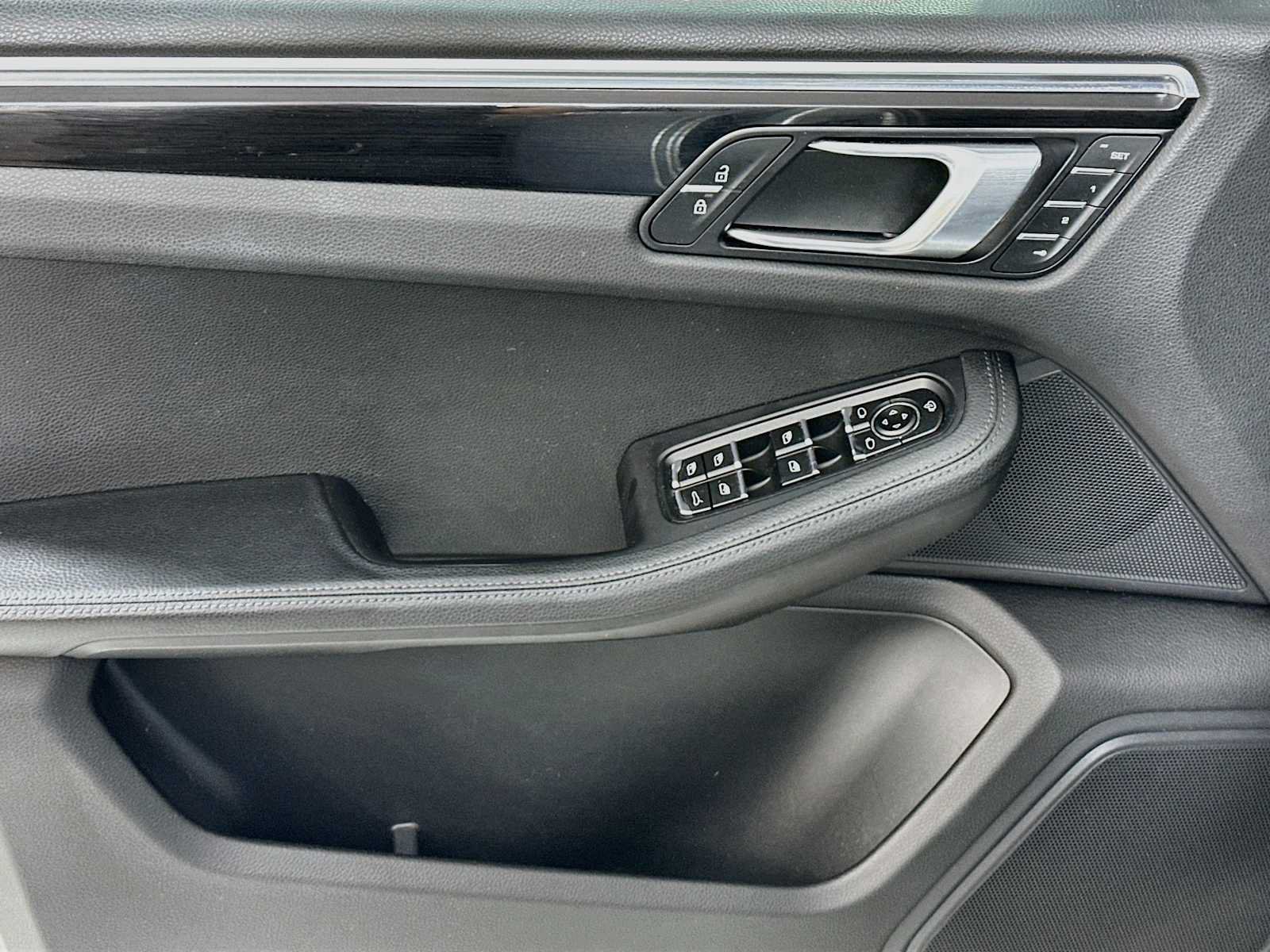 Certified 2023 Porsche Macan AWD/4WD image 11