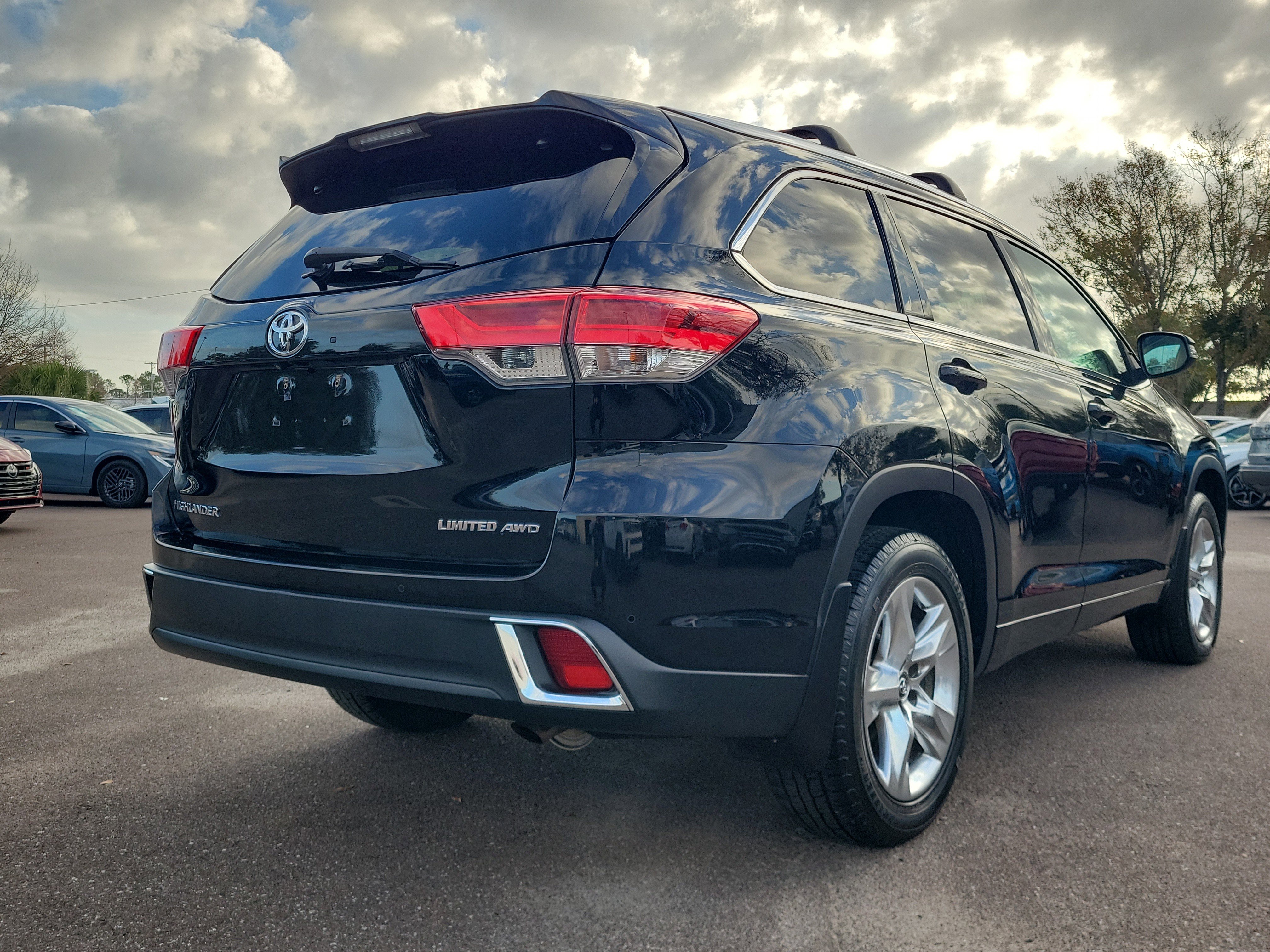 Used 2017 Toyota Highlander Limited w/ Carpet Mat Package image 3