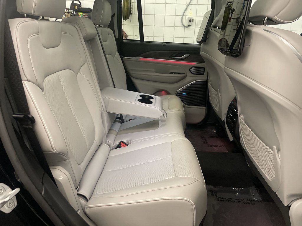Used 2023 Jeep Grand Cherokee Overland w/ Advanced Protech Group III image 22