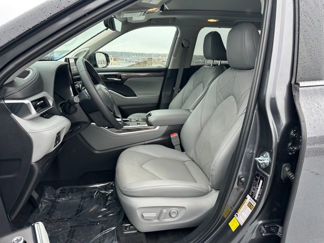 Certified 2025 Toyota Highlander Platinum image 11