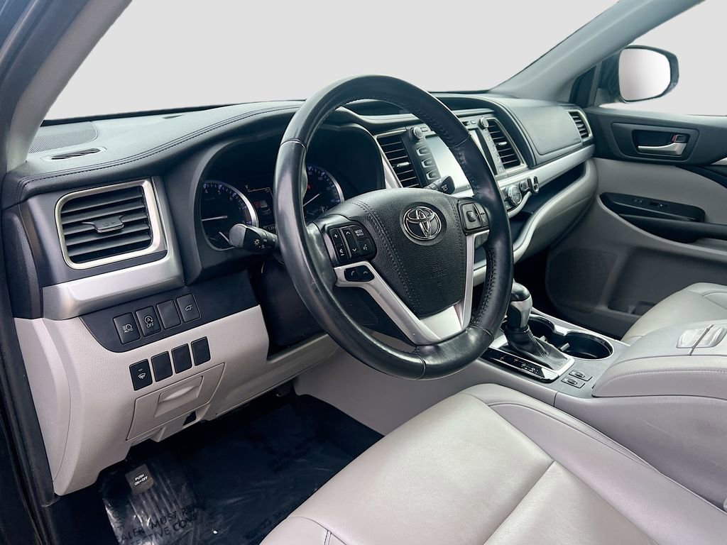 Used 2019 Toyota Highlander XLE AWD/4WD image 9