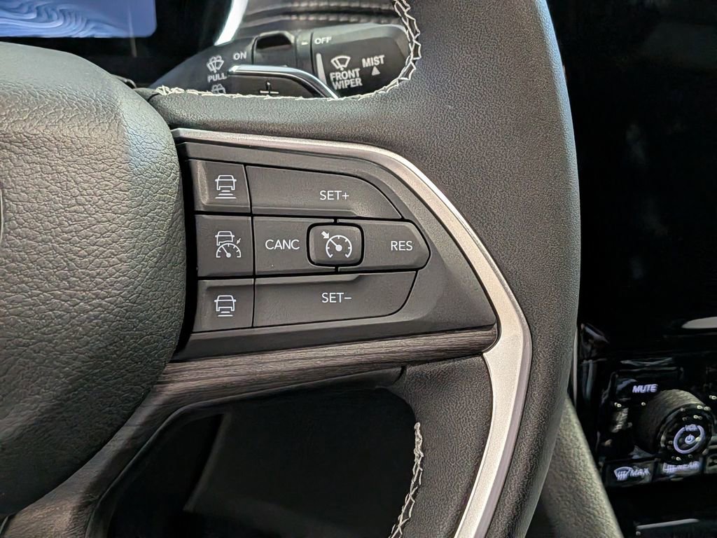 New 2025 Jeep Grand Cherokee Limited w/ Luxury Tech Group II image 17