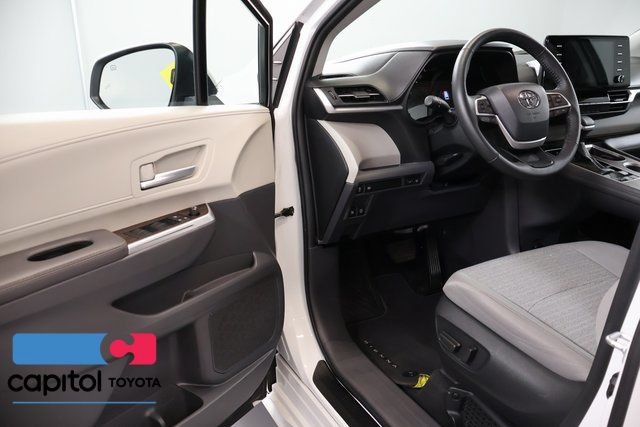 Used 2024 Toyota Sienna XLE FWD image 8