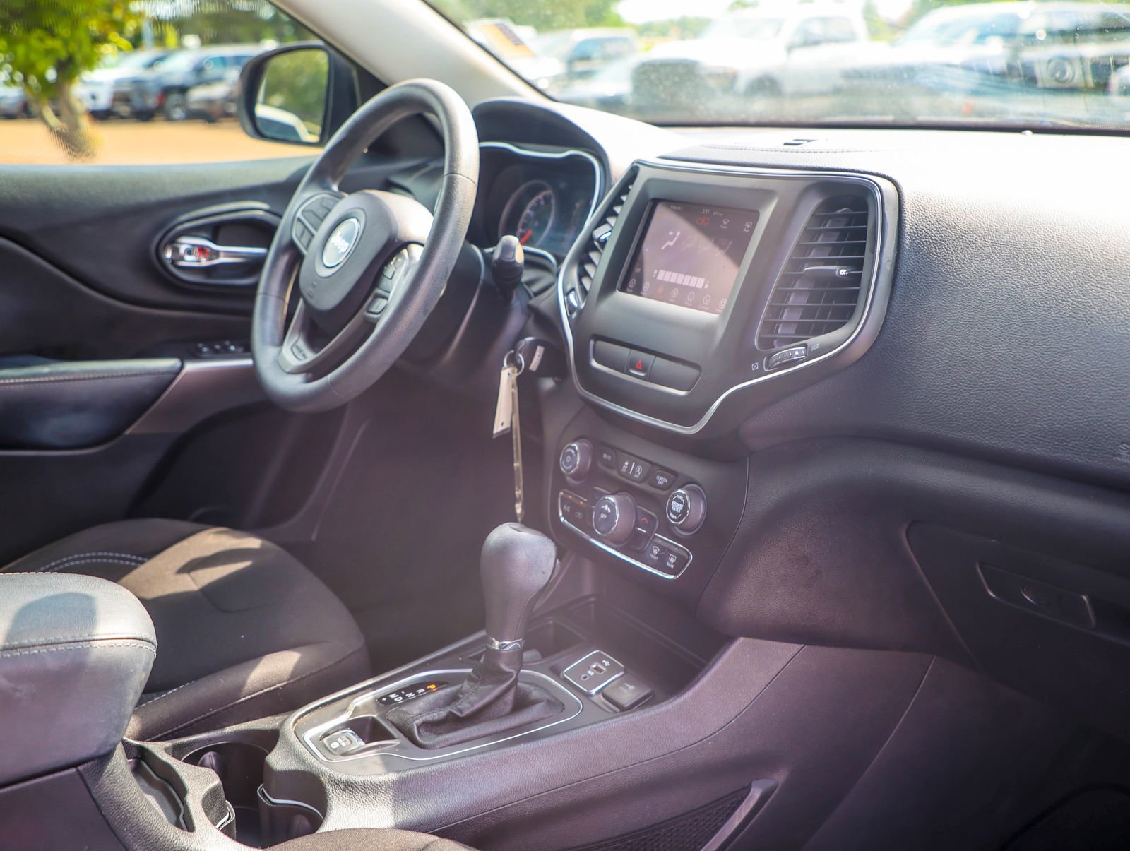 Used 2019 Jeep Cherokee Latitude w/ Popular Appearance Group FWD image 9