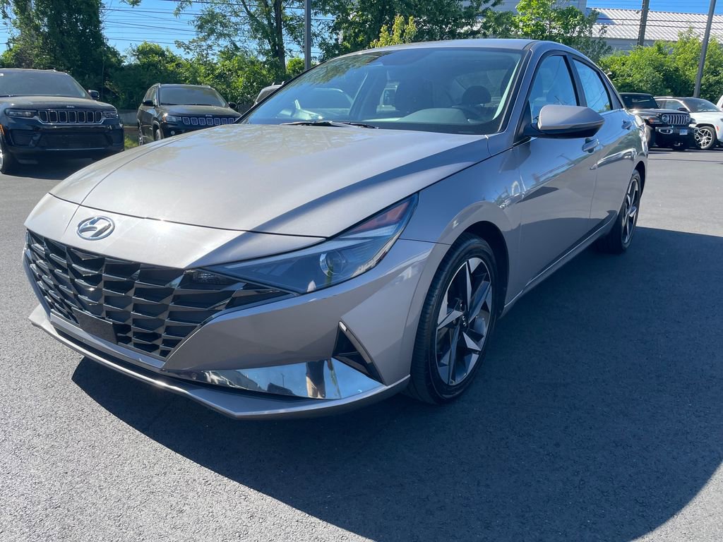 Used 2022 Hyundai Elantra SEL w/ Convenience + Premium Package FWD image 2