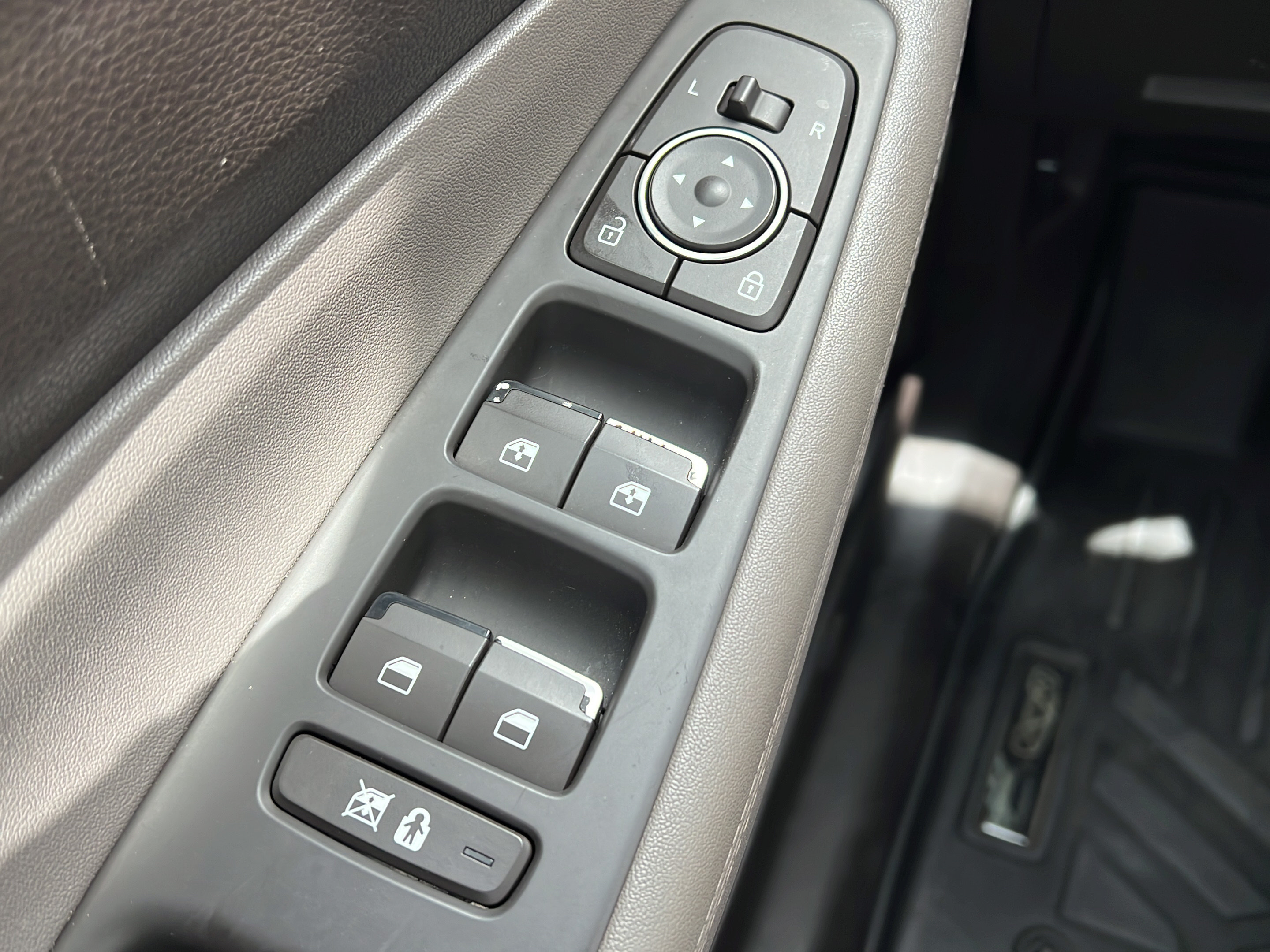 Used 2019 Hyundai Santa Fe SEL FWD image 19