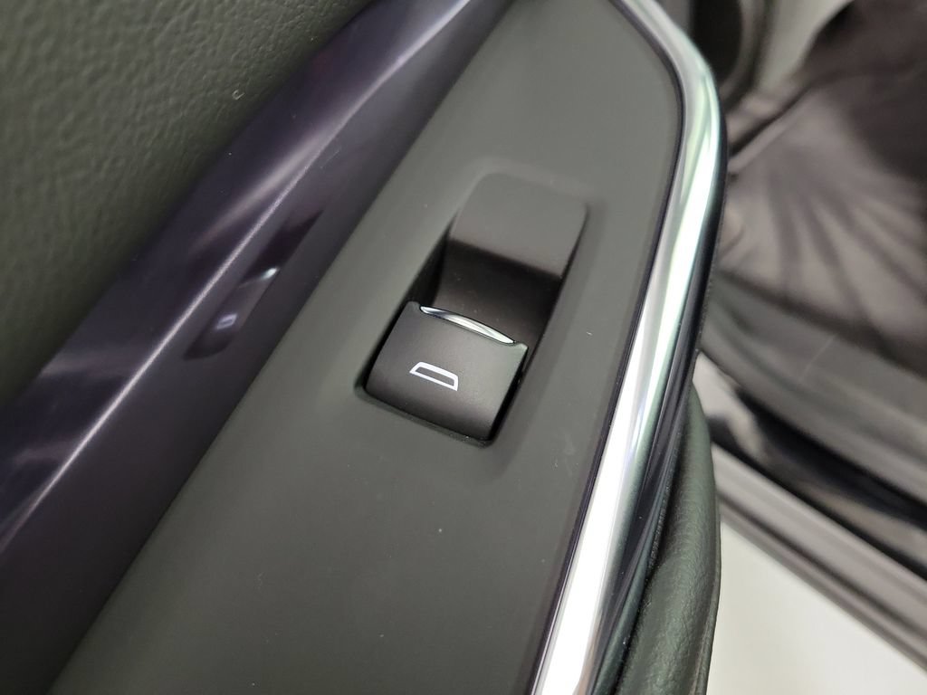 Used 2023 Cadillac XT4 Luxury w/ Cold Weather Package FWD image 12