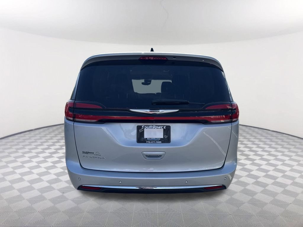 Used 2024 Chrysler Pacifica Touring-L FWD image 6