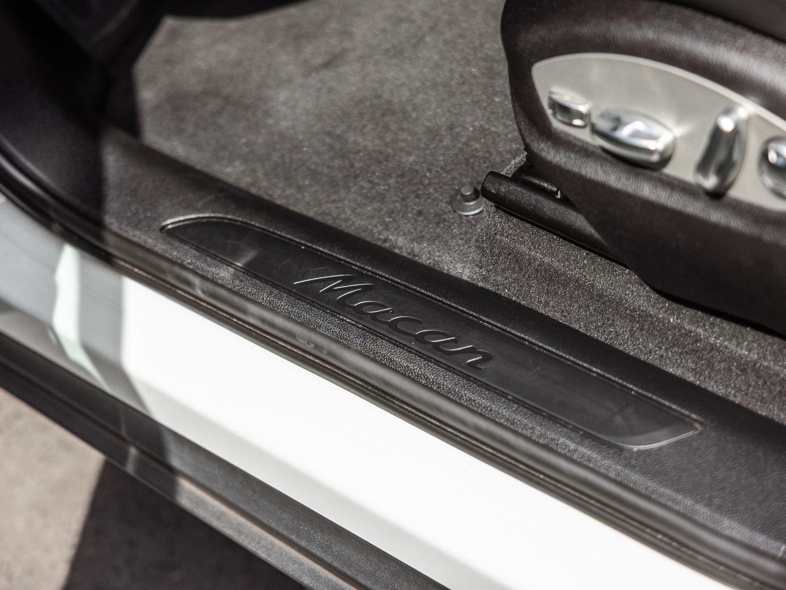Certified 2024 Porsche Macan AWD/4WD image 17
