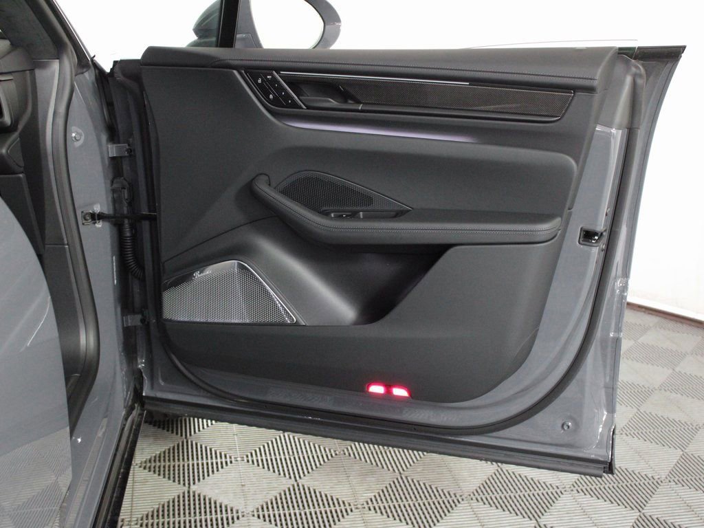Certified 2025 Porsche Macan Turbo Electric AWD/4WD image 39