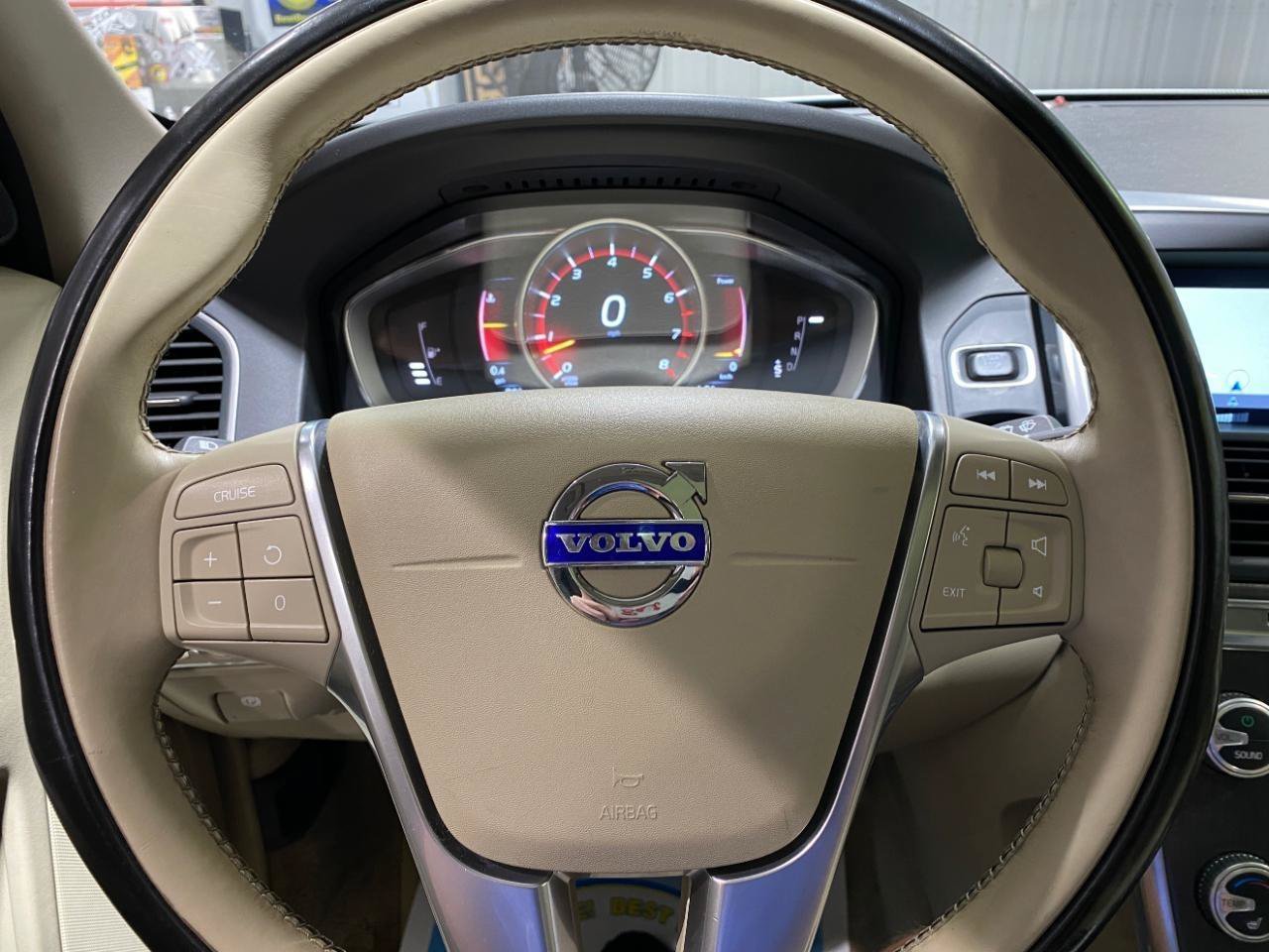 Used 2016 Volvo XC60 T6 AWD/4WD image 10