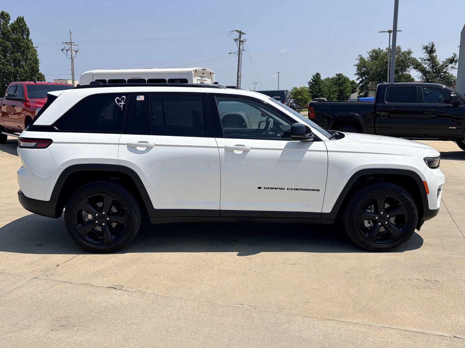 Used 2023 Jeep Grand Cherokee Limited w/ Black Appearance Package AWD/4WD image 42