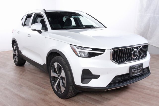 Certified 2025 Volvo XC40 B5 Core w/ Climate Package image 3