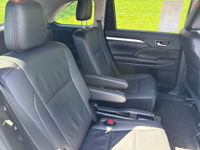 Used 2019 Toyota Highlander XLE AWD/4WD image 14