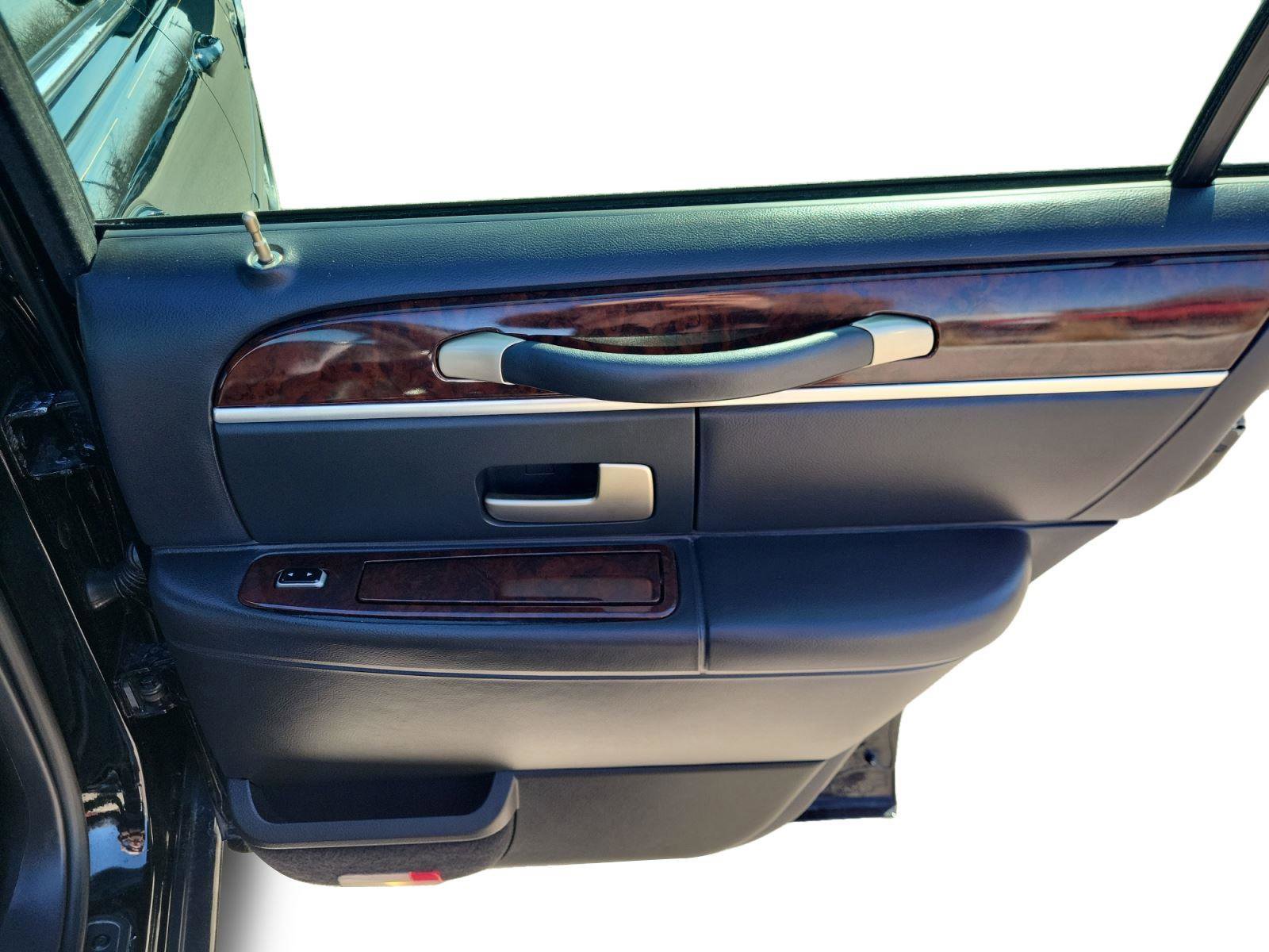 Used 2006 Lincoln Town Car Executive image 22