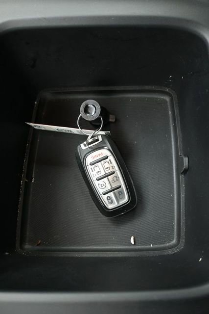 Used 2025 Chrysler Pacifica Select image 9
