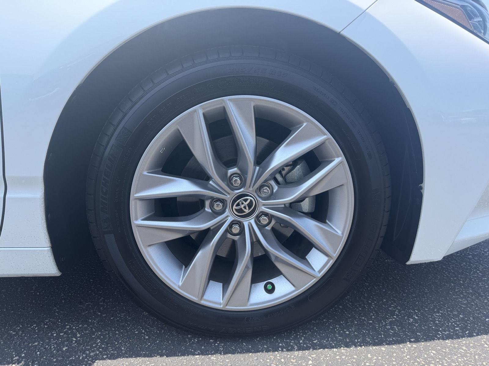 Used 2020 Toyota Avalon XLE w/ Moonroof Package FWD image 9