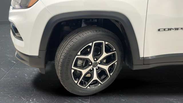 Used 2025 Jeep Compass Limited AWD/4WD image 32