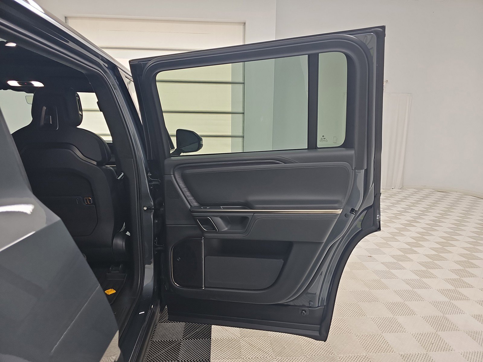 Used 2024 Rivian R1S Adventure image 19