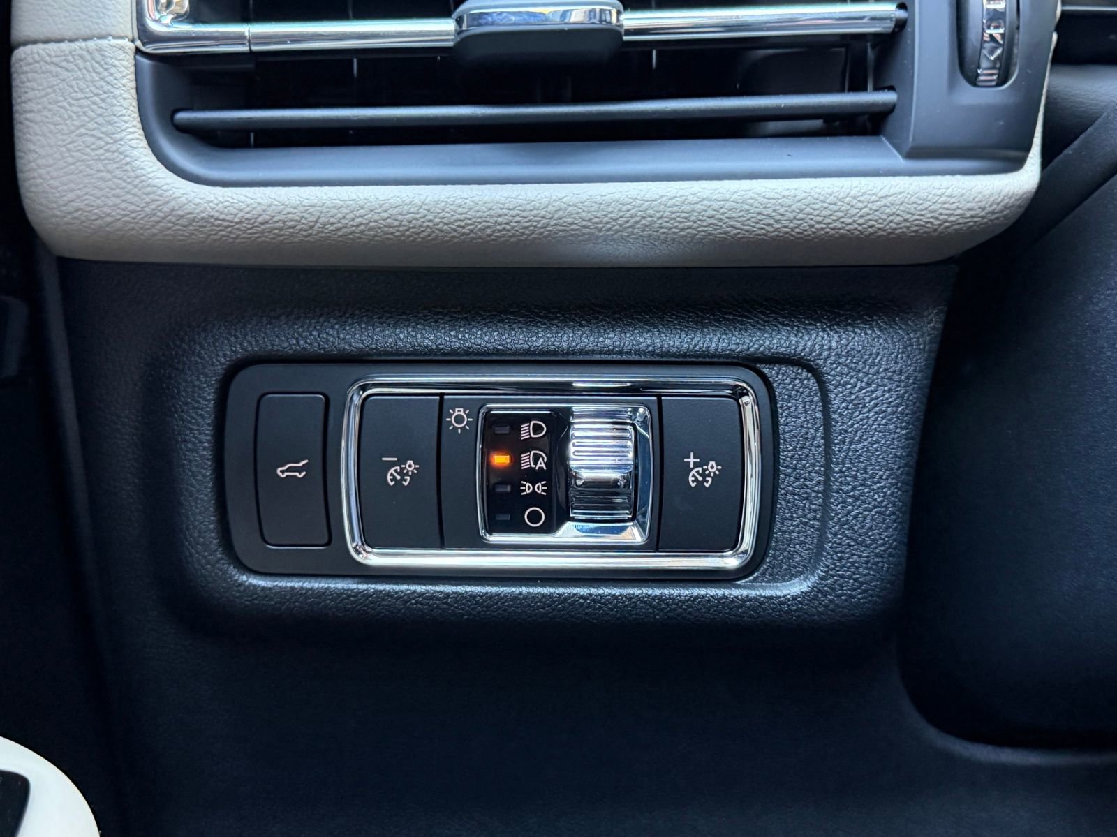 Used 2025 Lincoln Corsair Reserve AWD/4WD image 24