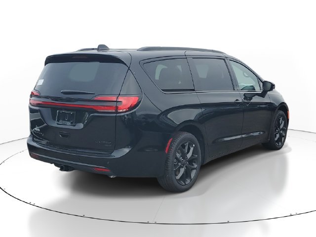 New 2027 Chrysler Pacifica Limited w/ Family Tech Group AWD/4WD image 4