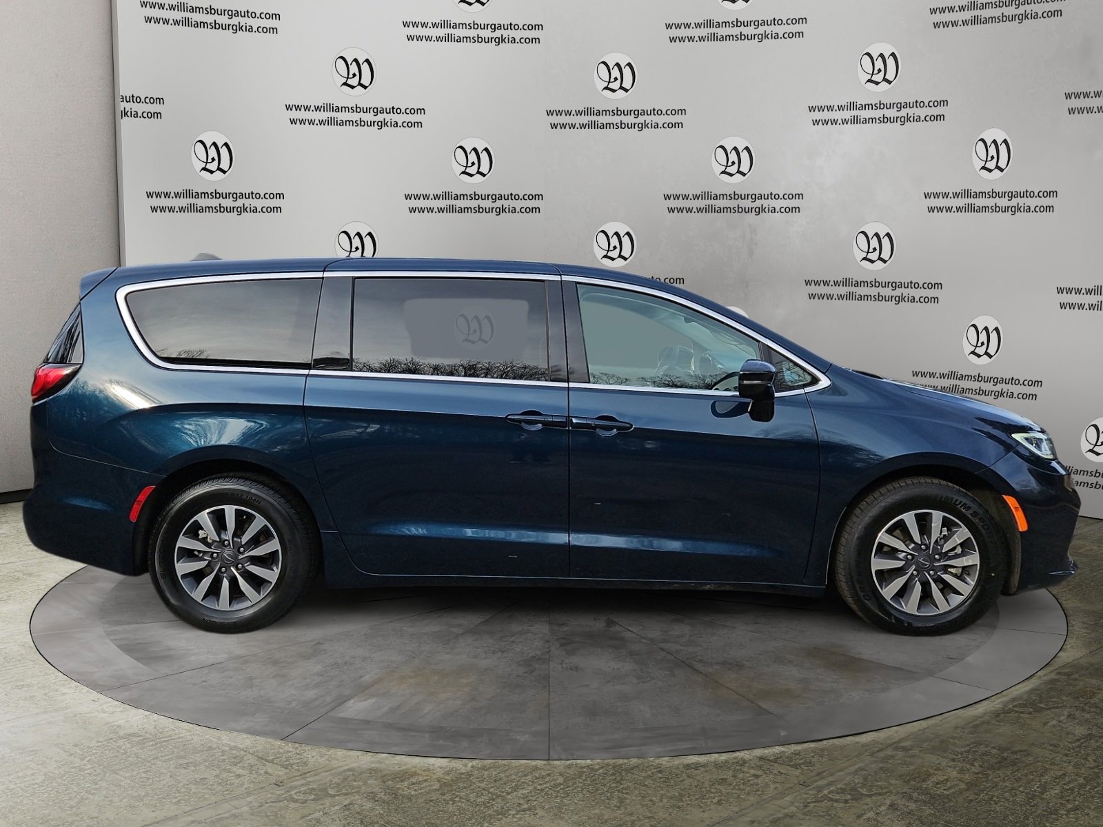 Used 2024 Chrysler Pacifica Select image 6